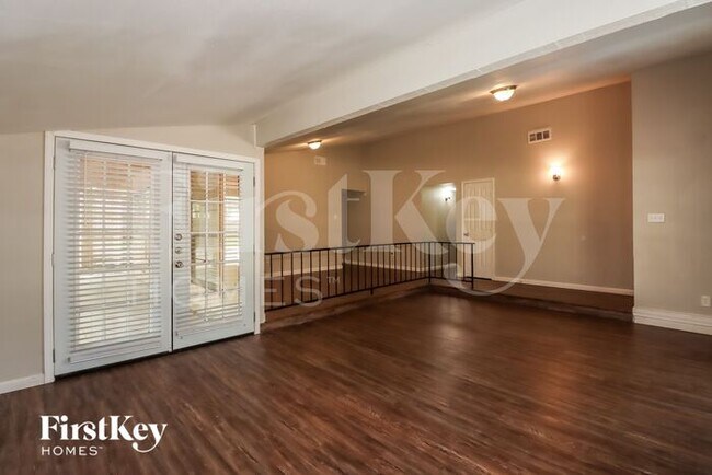 Foto del edificio - 5111 Karenbeth Dr