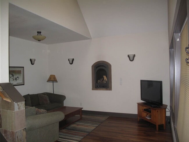 Building Photo - Live in Town