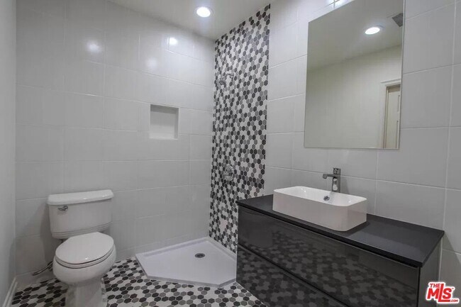 Foto del edificio - 7701 Norton Ave