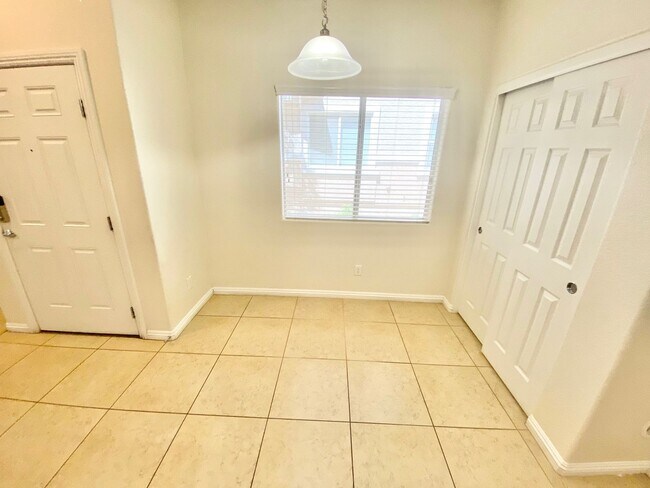 Foto del edificio - COMING SOON 3 BEDROOM 2.5 BATHS 2 CAR GARGAE TOWNHOUSE WITH A PRIVATE COURTYARD