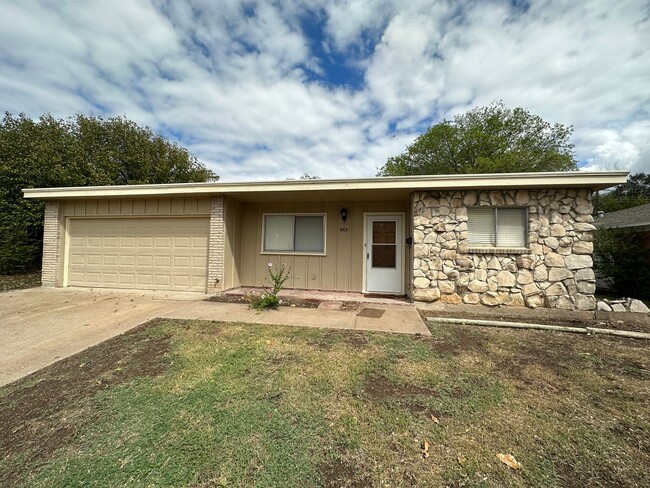 Building Photo - COMING SOON--3 Bedroom 2 Bath Home in Benb...