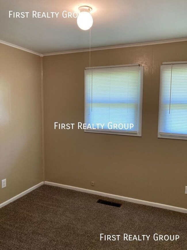 Building Photo - 3 Bedroom, 1 Bath Ranch Single Family home...