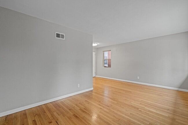 Building Photo - Charming 2 bedroom home near The Grove! In...