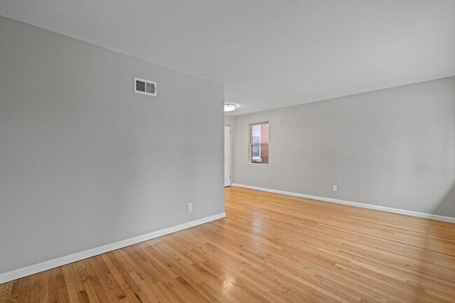 Foto del edificio - Charming 2 bedroom home near The Grove! In...