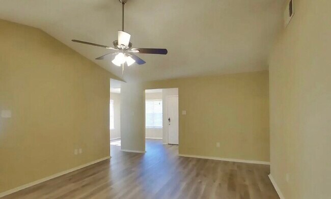 Foto del edificio - Spacious 3-Bedroom House with Cozy Living Spaces