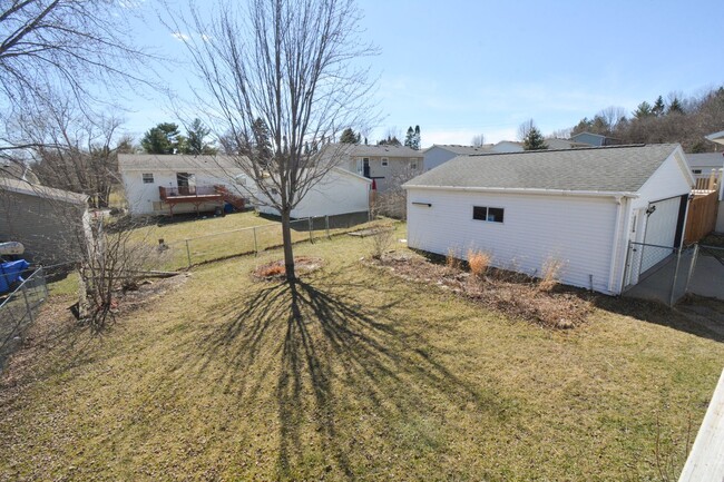 Foto del edificio - 4 bed 2 bed For Rent in Country Club Manor!