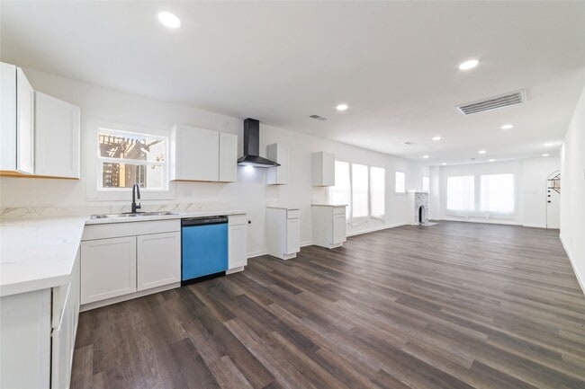 Building Photo - 2914 Wheeler Ave