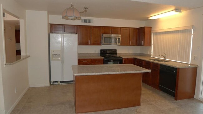 Building Photo - 812 W Watson Dr