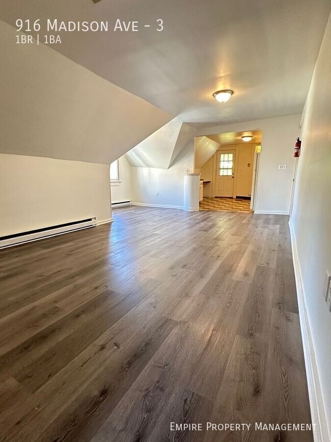 Building Photo - Available Now! 3rd Fl- 1 bed/1 bath in Scr...