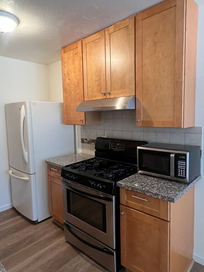 Foto del edificio - UPDATED 2 BEDROOM APARTMENT!!