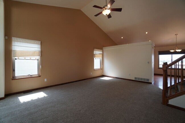 Building Photo - 4244 Round Hill Dr