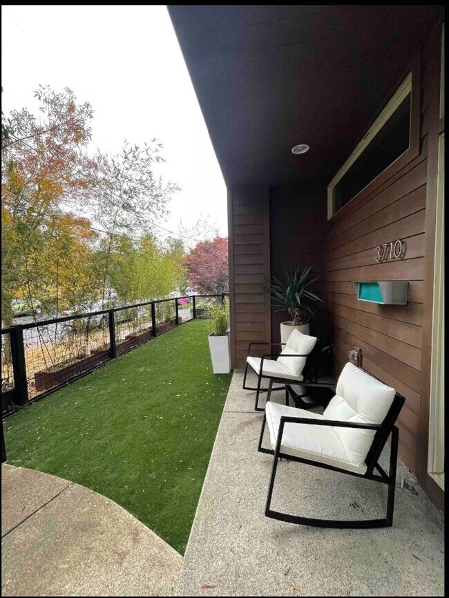 Foto del edificio - Boise Neighborhood New Construction 3-Story Home with All of the Amenities, Rooftop Patio, Fenced...