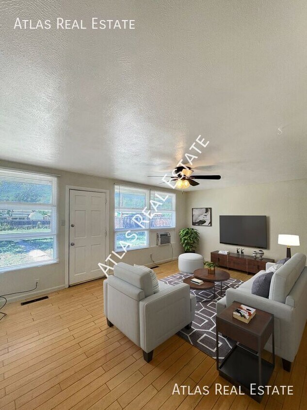 Primary Photo - 3-bedroom, 1-bathroom house WITH BIG BACKY...