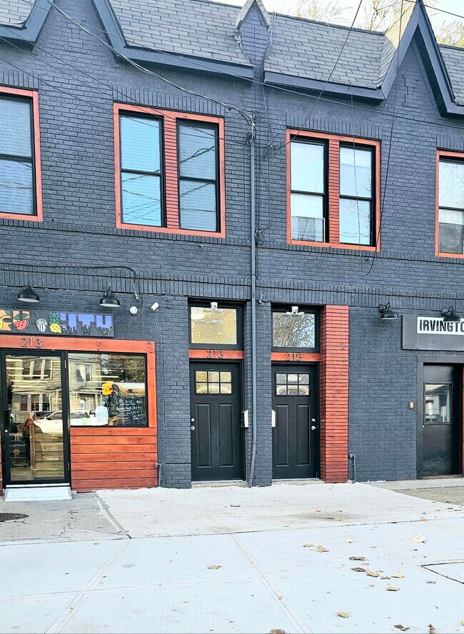 Building Photo - 215 Mallory Ave