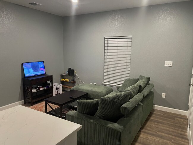 Photo - 206 Roberts St Apartment