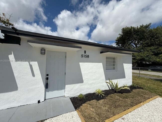 Foto del edificio - 5158 NW 19th Ave