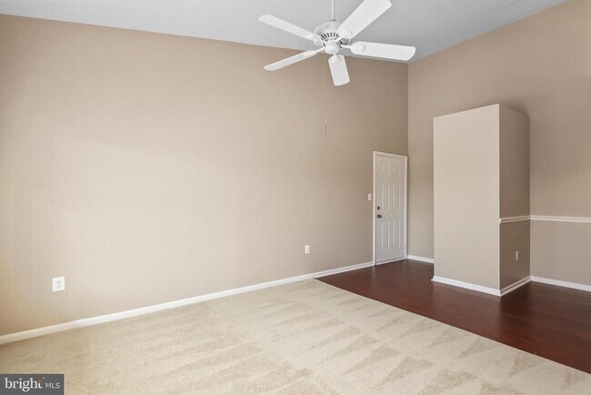 Foto del edificio - 8374 Buttress Ln