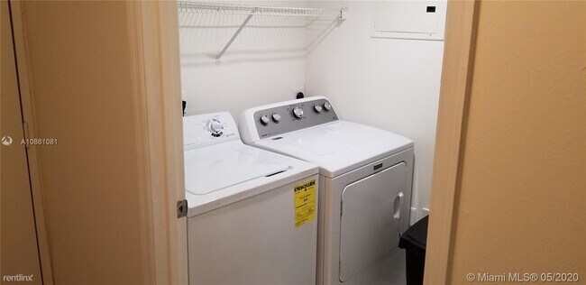 Building Photo - 1 br, 1 bath Condo - 12280 Miramar Blvd