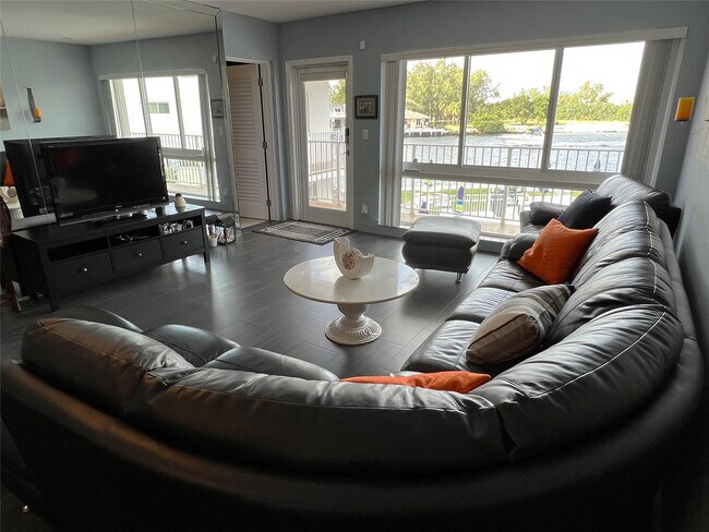 Foto del edificio - 999 N Riverside Dr