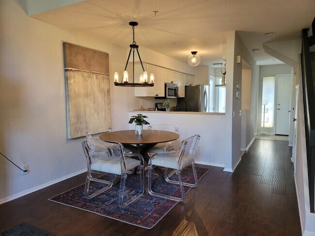 Building Photo - 1052 Seco St