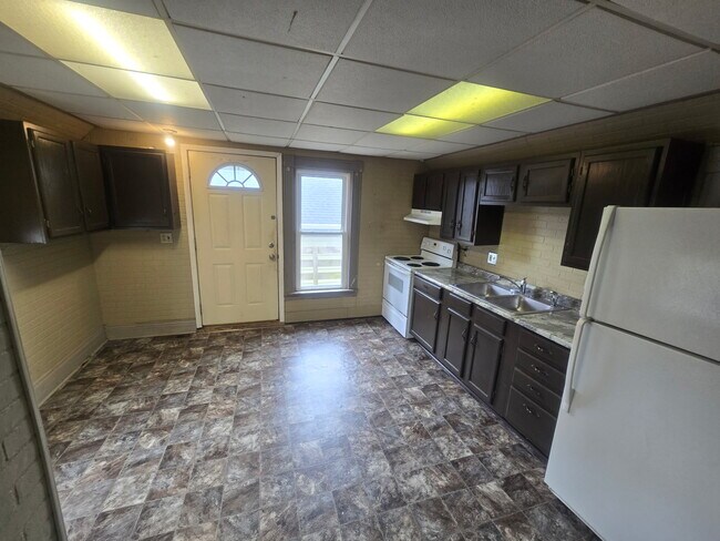 Cocina - 148 1/2 N Watertown St