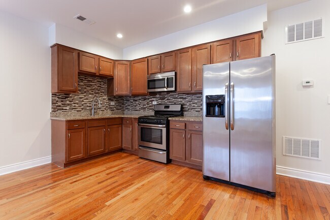 Foto del edificio - 4610 S Marshfield Ave