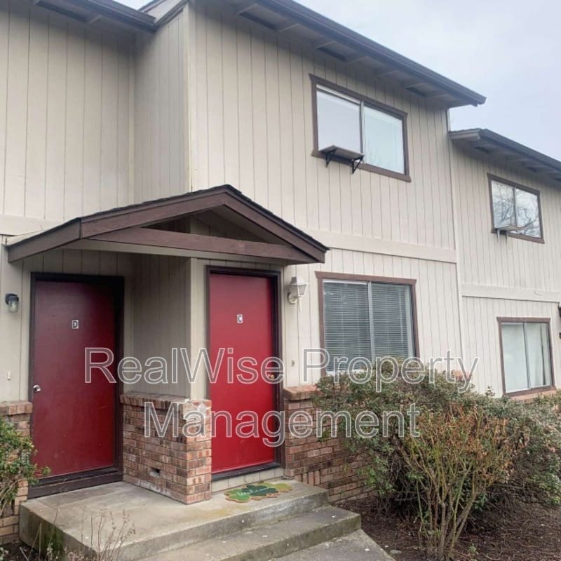 2024 NE Fairview Ave, Grants Pass, OR 97526 Townhome Rentals in