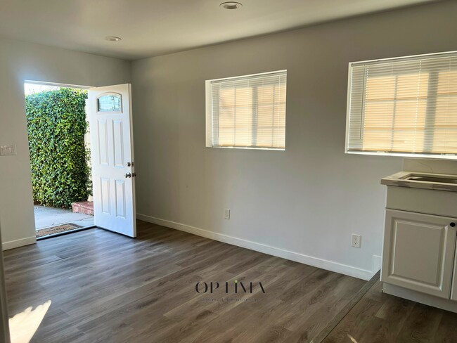 Foto del edificio - 8400 Fullbright Ave