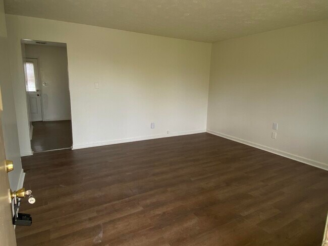 Foto del edificio - 3777 Red River Dr