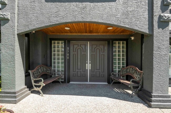 Building Photo - Executive 5 bedroom 4 bathroom Home on Pan...