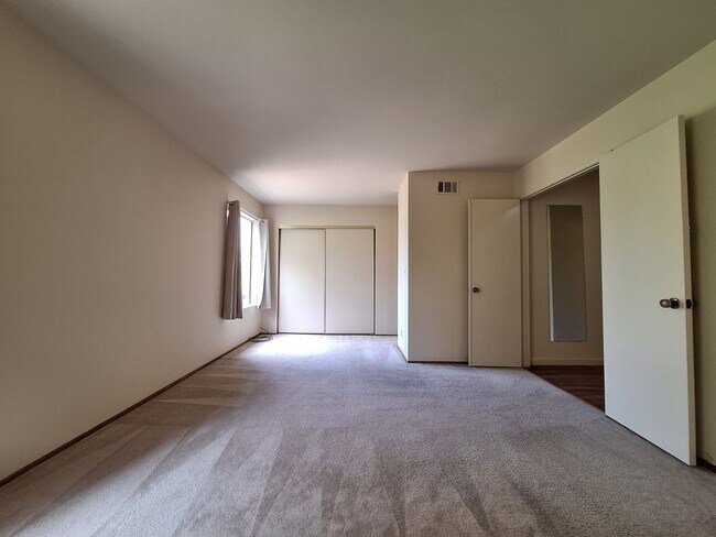 Foto del edificio - Spacious 4bd Tri-Level Home w/Central Heat...