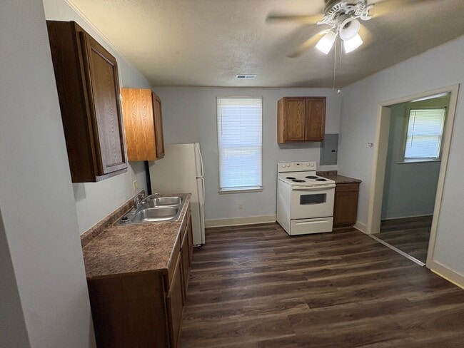 Building Photo - Charming 2 Bedroom Home