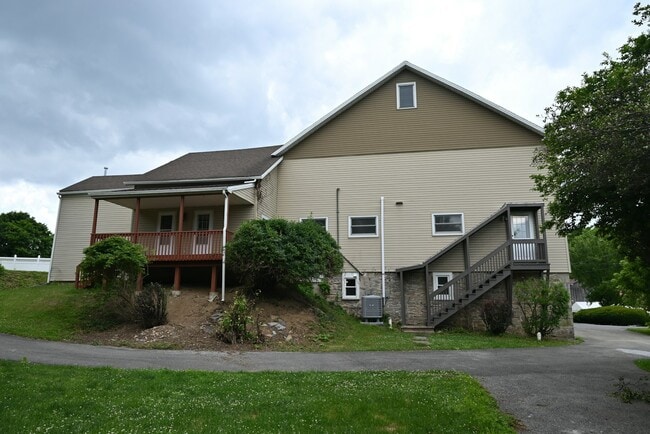 Building Photo - 6350 Robin Ln