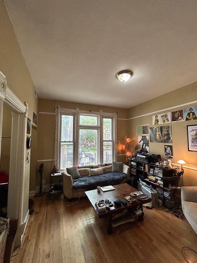 Primary Photo - 1037 W Newport Ave