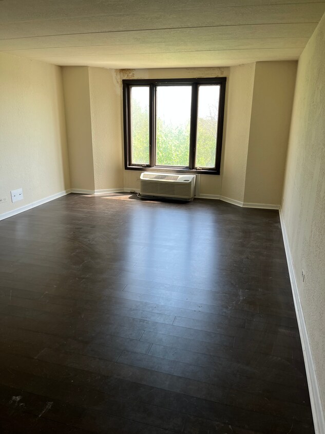 Primary Photo - 1 Renaissance Pl