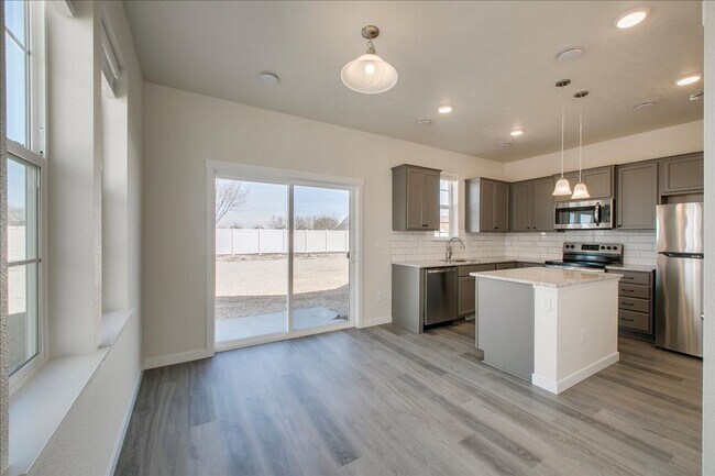 Foto del edificio - Two Story Townhome Located Off Of Amity & Five Mile!