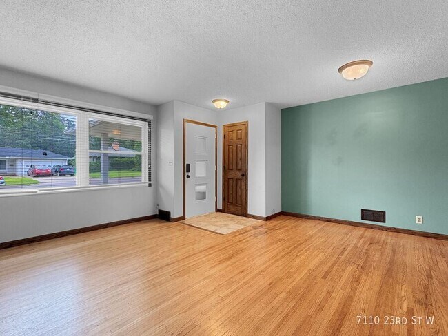 Foto del edificio - 7110 W 23rd St