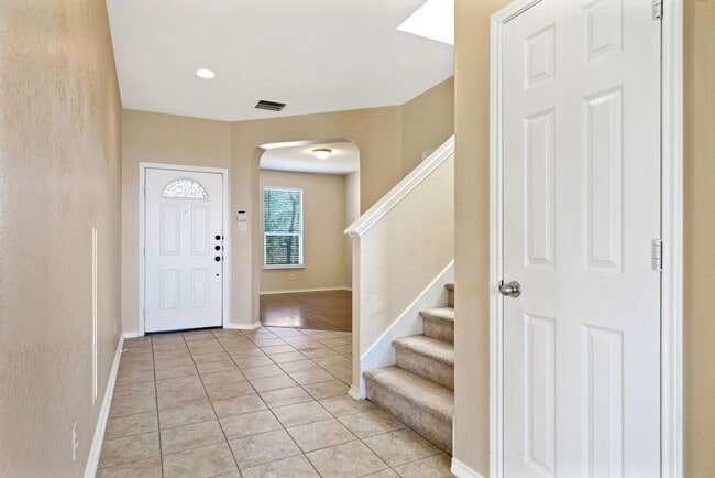 Building Photo - 3 Bedroom/2.5 Bath Loma Vista Subdivision