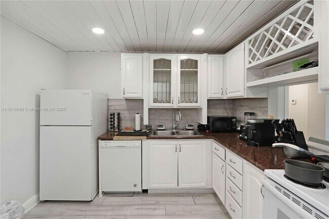 Foto del edificio - 6886 N Kendall Dr