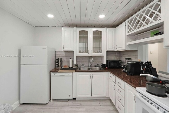 Building Photo - 6886 N Kendall Dr