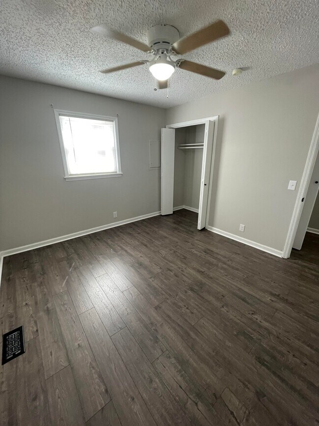 Building Photo - 477 Youree - Duplex