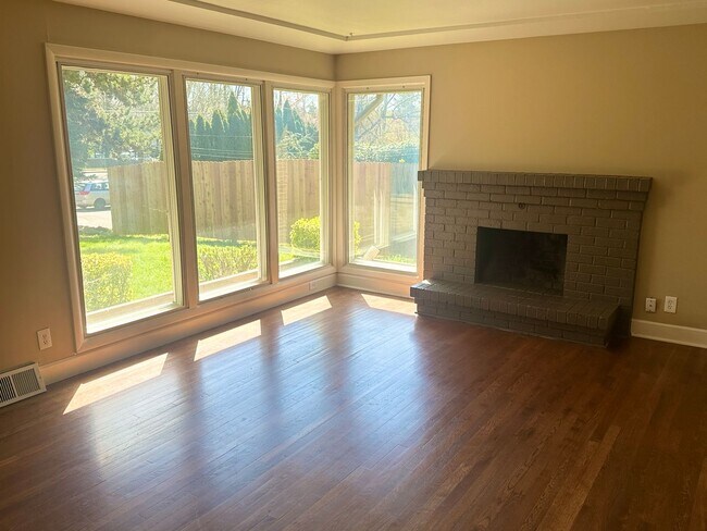 Building Photo - Beautifully Updated Home Close to Hwy 26, ...