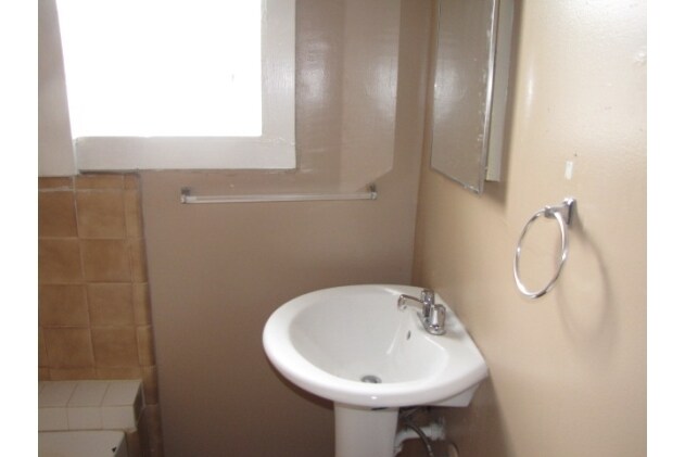 Foto del edificio - 438 W 10th St