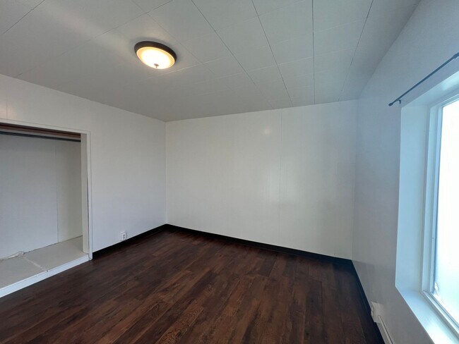 Foto del edificio - Non-Refundable & Security Deposit Total: $...