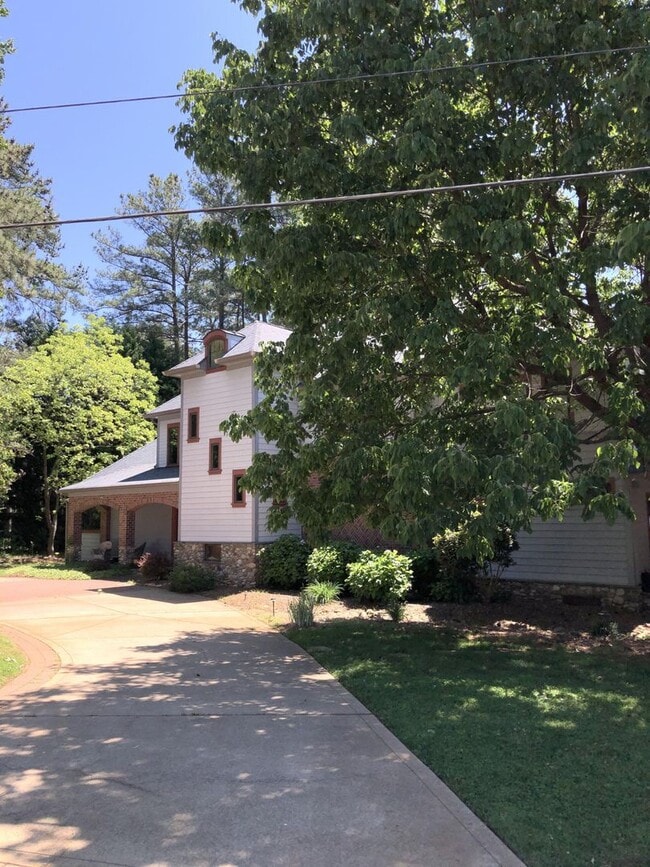 Building Photo - Waterfront turn home on Belle Isle drive s...