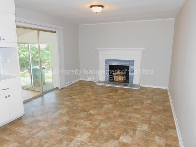 Building Photo - 3005 Stratford Dr