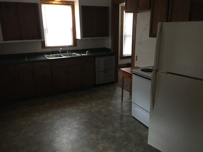 Kitchen w/ refrigerator, stove, dishwasher! - N64W24146 Main St