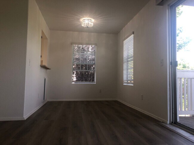 Foto del edificio - Bright 2 Bedroom Condo in Oceanside!