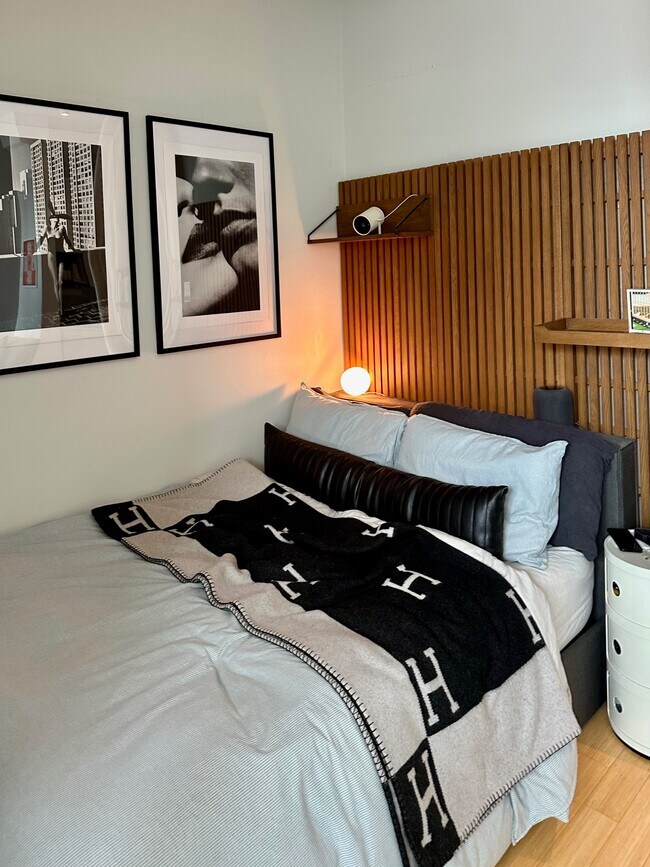 El área para dormir se puede separar con cortinas. - 1300 N St NW