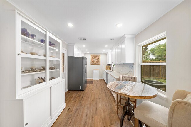 Foto del edificio - 5802 Effingham Dr